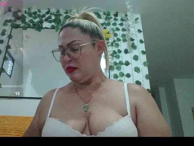 Hotmommyxxx webcam