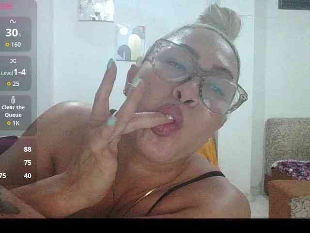 Hotmommyxxx webcam