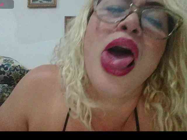 Hotmommyxxx webcam
