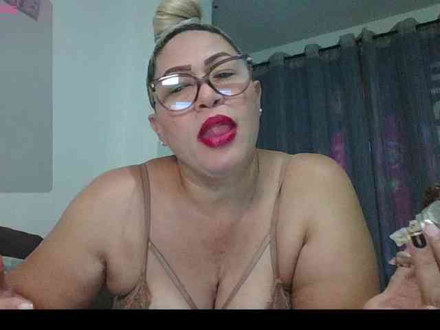 Hotmommyxxx webcam