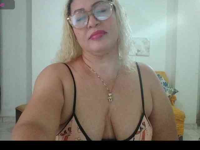 Hotmommyxxx webcam
