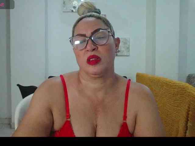 Hotmommyxxx webcam