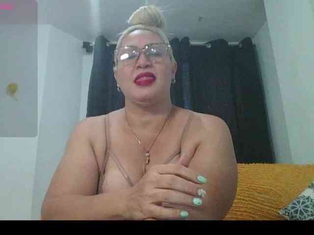 Hotmommyxxx webcam