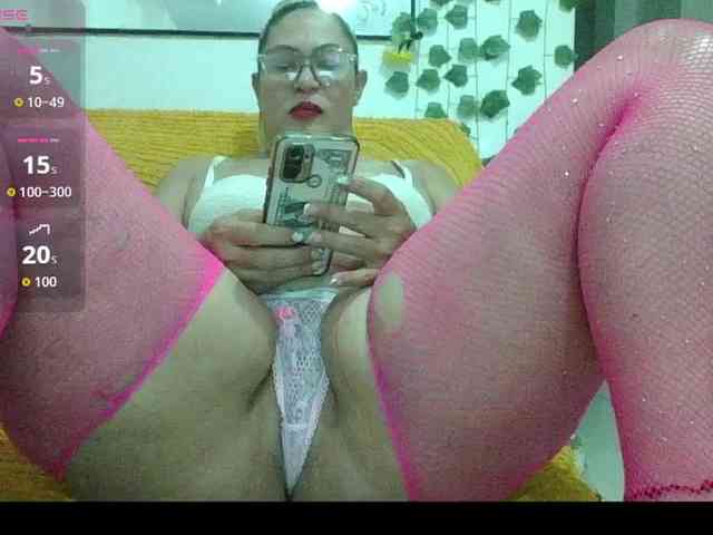 Hotmommyxxx webcam