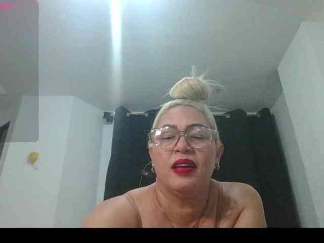 Hotmommyxxx webcam