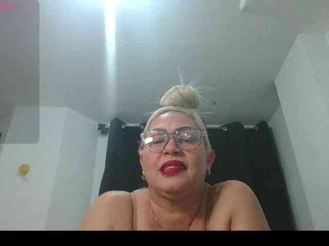 Hotmommyxxx webcam