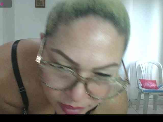Hotmommyxxx webcam