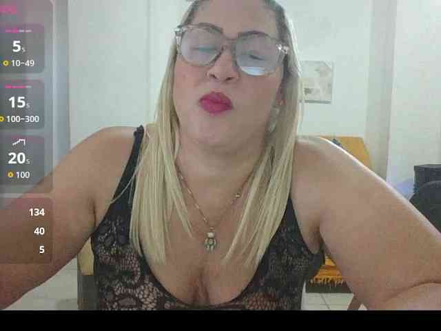 Hotmommyxxx webcam