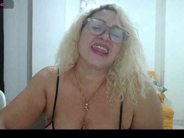 Hotmommyxxx webcam