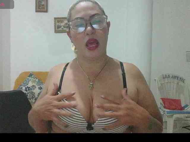 Hotmommyxxx webcam
