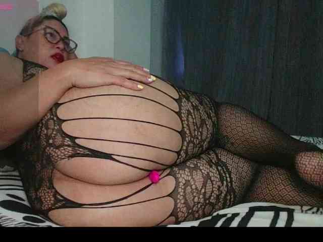 Hotmommyxxx Live Webcam on BongaCams