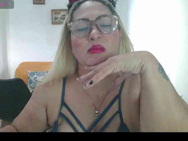 Hotmommyxxx webcam