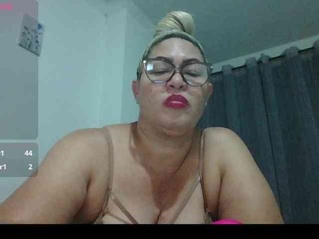Hotmommyxxx webcam