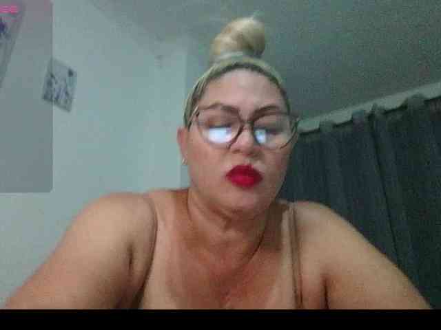 Hotmommyxxx webcam