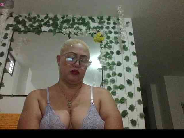 Hotmommyxxx webcam