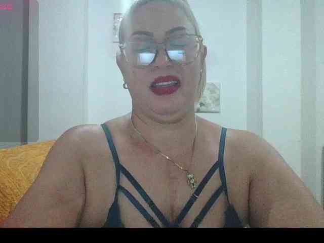Hotmommyxxx webcam