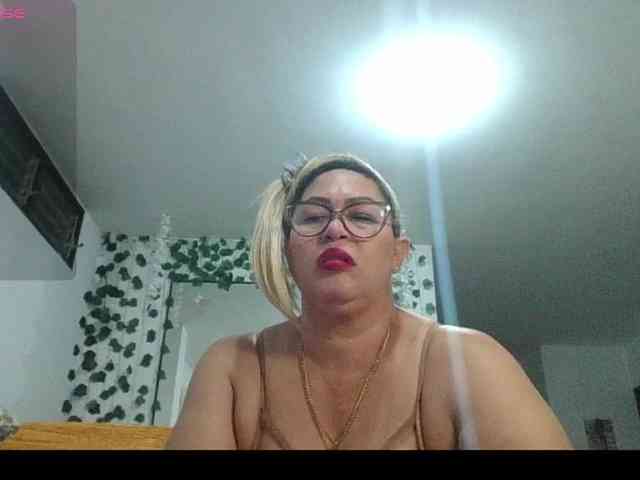 Hotmommyxxx webcam