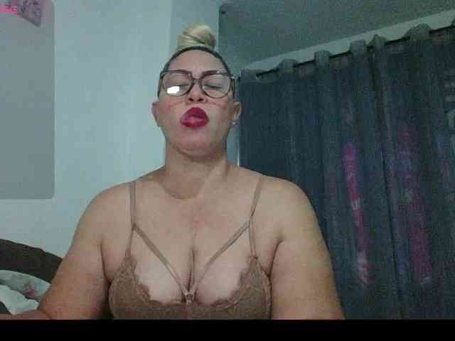 Hotmommyxxx webcam