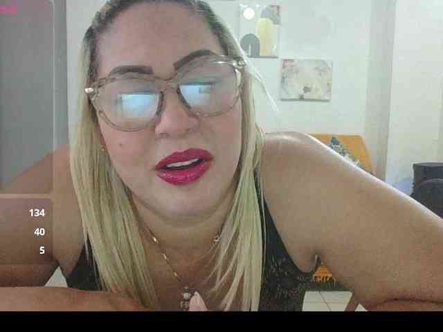 Hotmommyxxx webcam