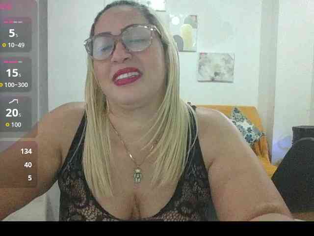 Hotmommyxxx webcam