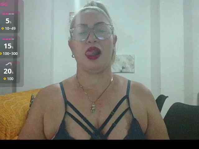 Hotmommyxxx webcam