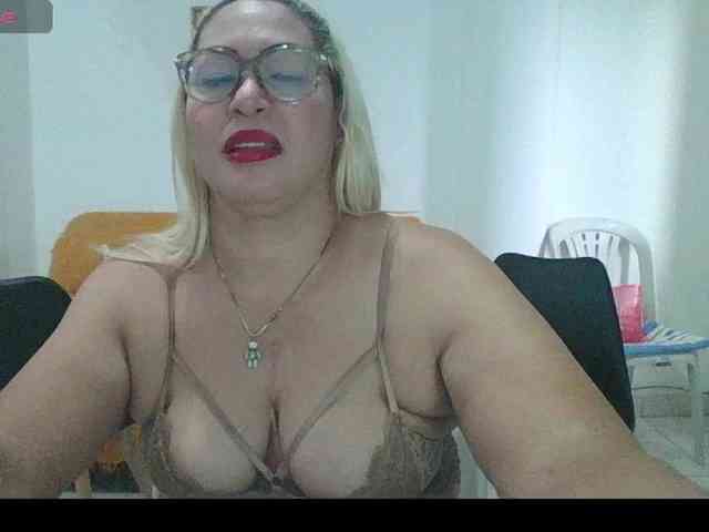 Hotmommyxxx webcam