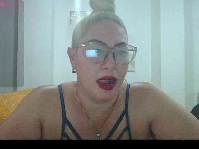 Hotmommyxxx webcam