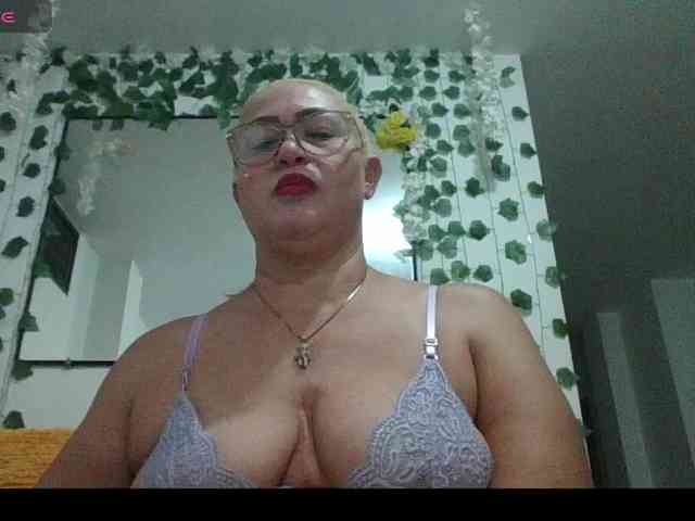 Hotmommyxxx webcam
