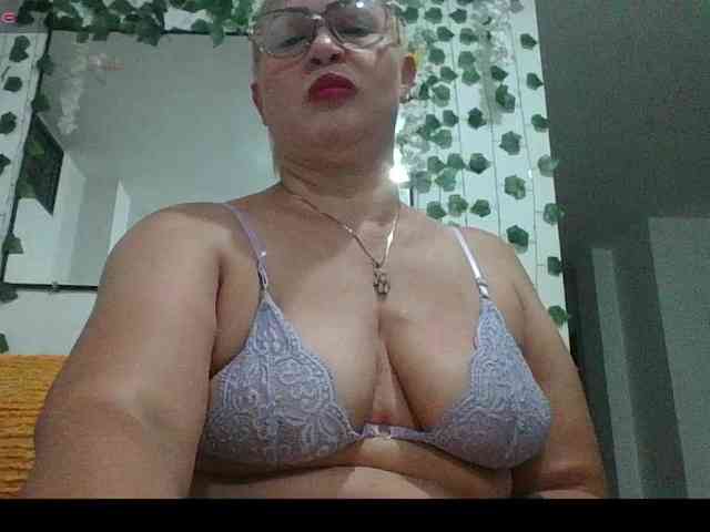 Hotmommyxxx webcam