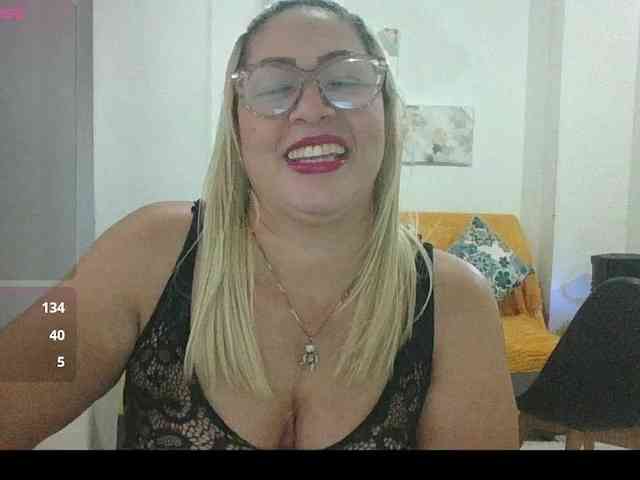 Hotmommyxxx webcam