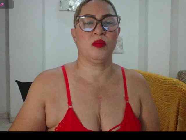 Hotmommyxxx webcam