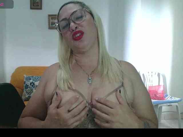 Hotmommyxxx webcam