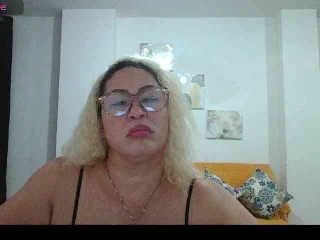 Hotmommyxxx webcam