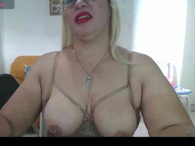 Hotmommyxxx webcam