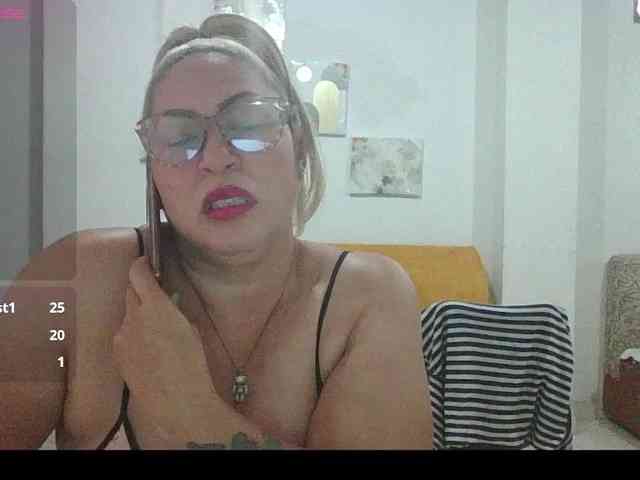 Hotmommyxxx webcam