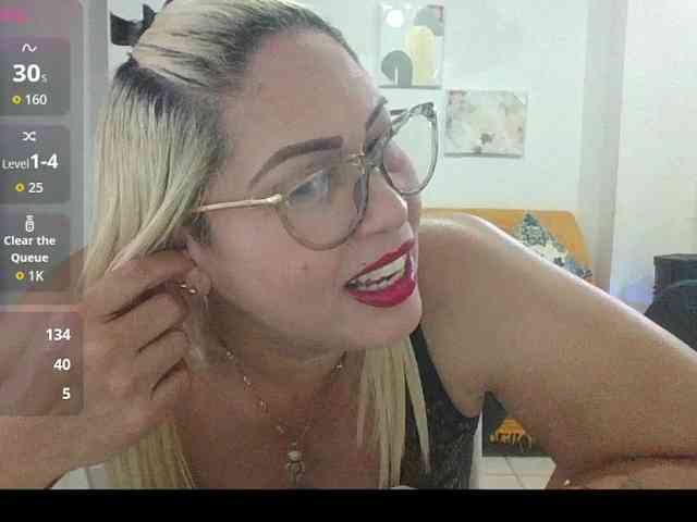 Hotmommyxxx webcam