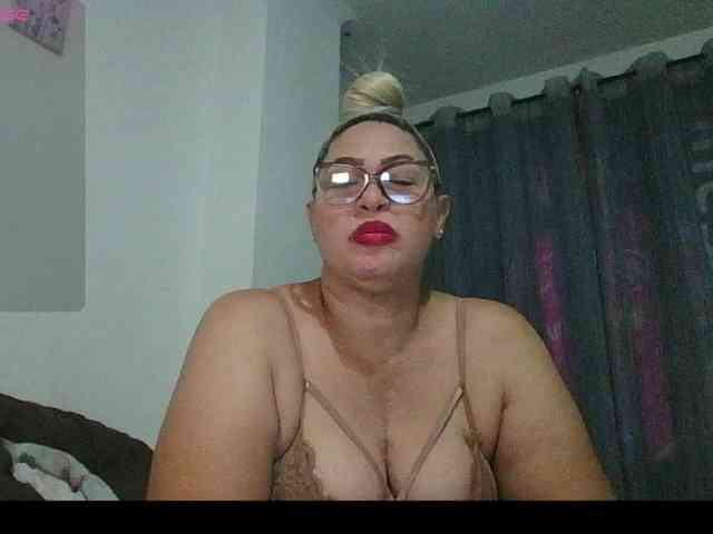Hotmommyxxx webcam