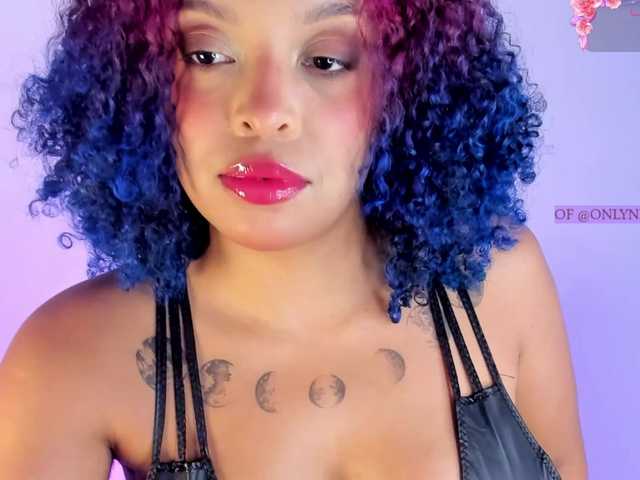 Nessa2wine live cam on BongaCams