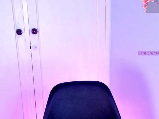 Nessa2wine live cam on BongaCams