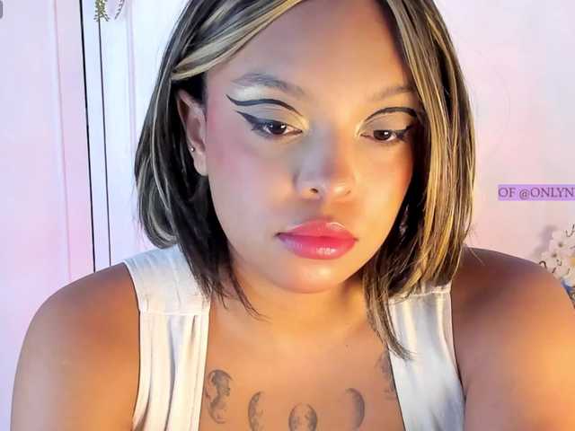 Nessa2wine live cam on BongaCams