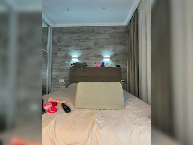 MolliKiana live cam on BongaCams
