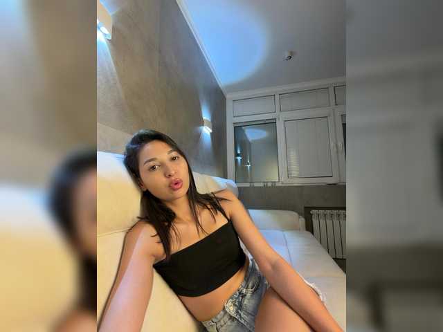 MolliKiana live cam on BongaCams
