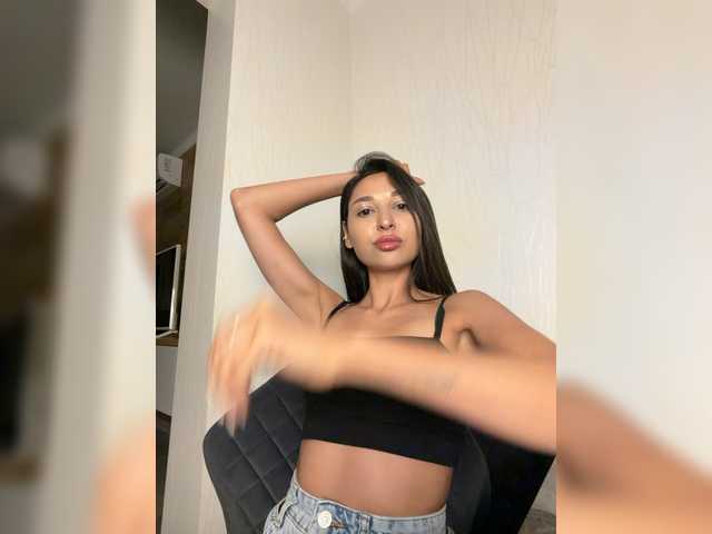 MolliKiana live cam on BongaCams