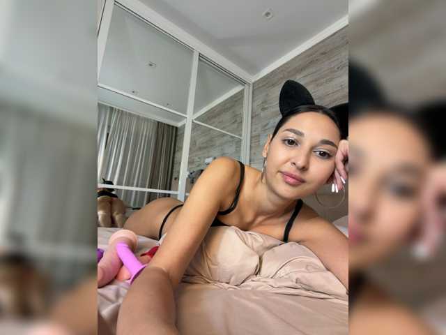 MolliKiana live cam on BongaCams