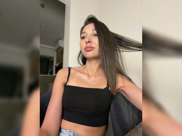 MolliKiana live cam on BongaCams