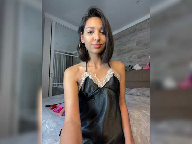 MolliKiana live cam on BongaCams