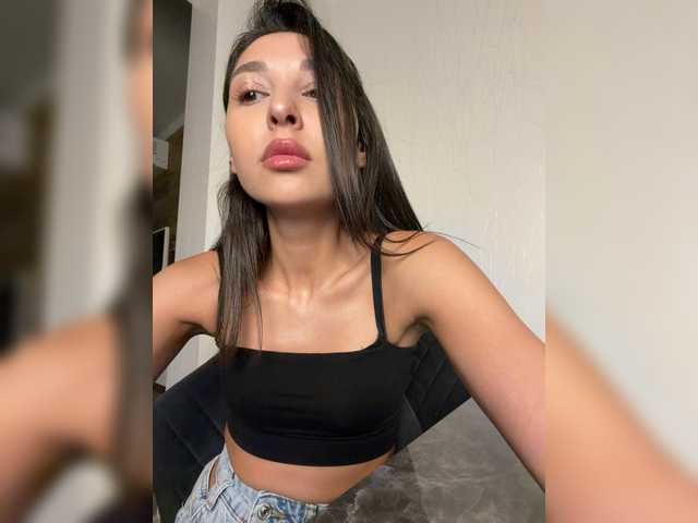MolliKiana live cam on BongaCams