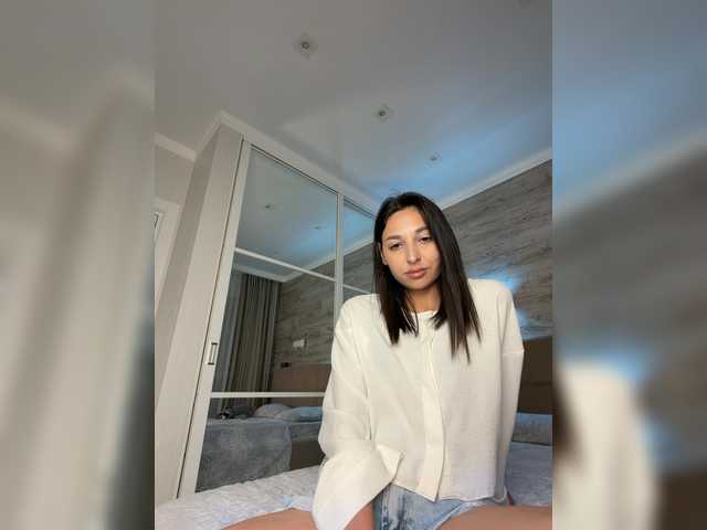 MolliKiana live cam on BongaCams