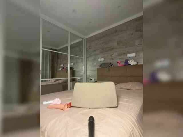 MolliKiana webcam