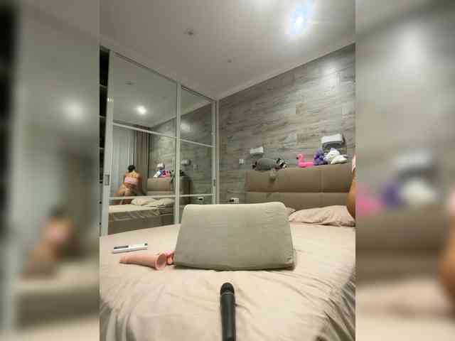 MolliKiana webcam